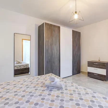 Stunning 1br With Spacious Private Terrace By 360 Estates *